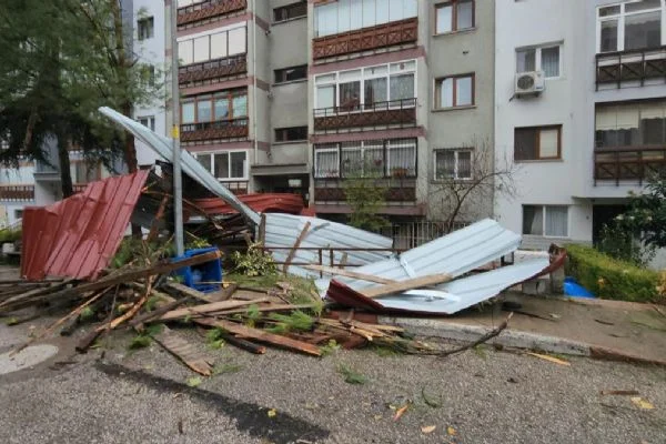 Çatılar uçtu, çökmeler yaşandı! AFAD fırtınanın bilançosunu açıkladı