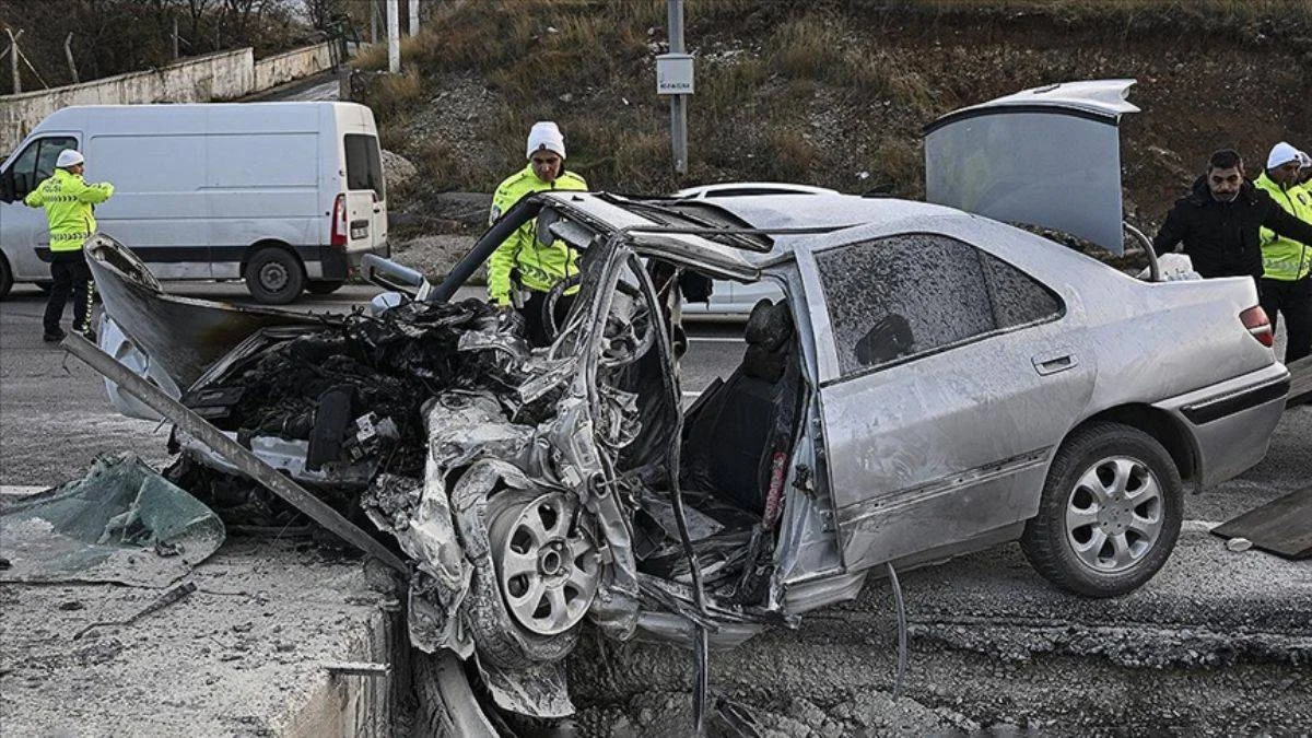 Direğe çarpan araçta aynı aileden 3 kişi öldü