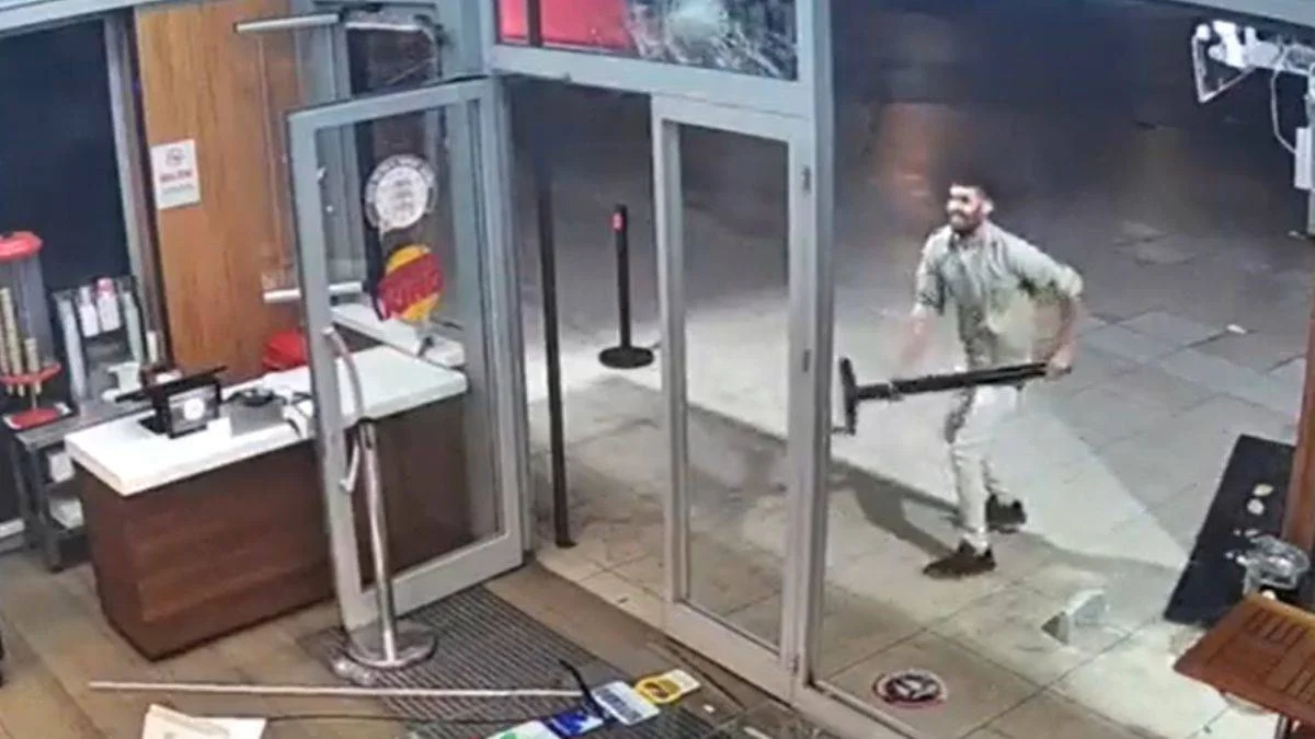 Esenyurt'ta İsrail'e tepki; Burger King'in camlarını indirdi