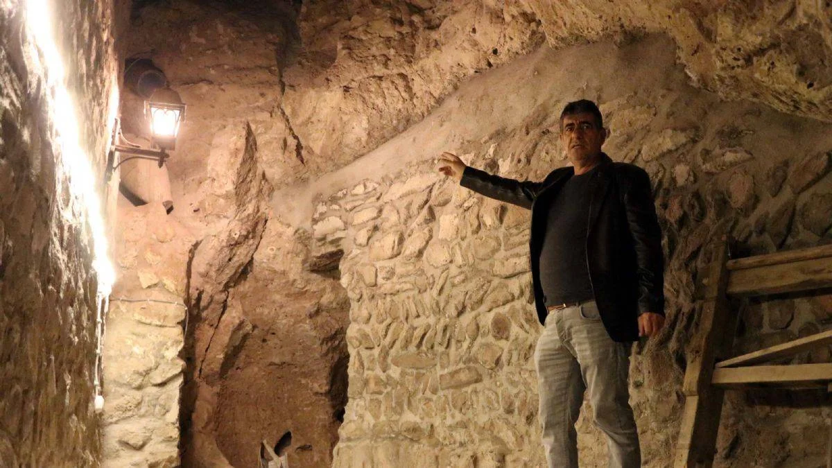 Evinin altında 2 bin yıllık yer altı şehri buldu