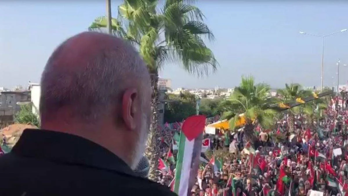 İHH Başkanı Bülent Yıldırım kalabalığı ikna etmeye çalışıyor