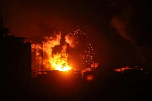 İşgalci İsrail bir saatten az sürede 100'den fazla bomba attı