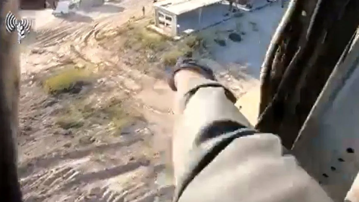 İşgalci İsrail ordusu asker cesetlerini topluyor