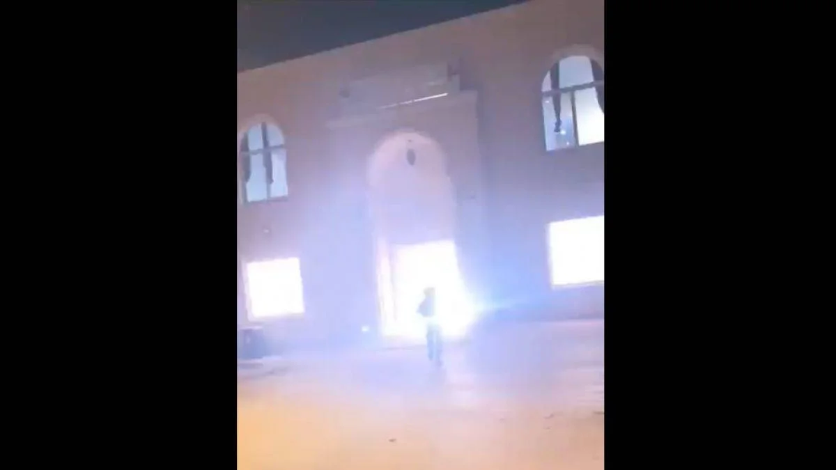 İsrail askeri 'çek beni' dedi, caminin içerisine el bombası attı