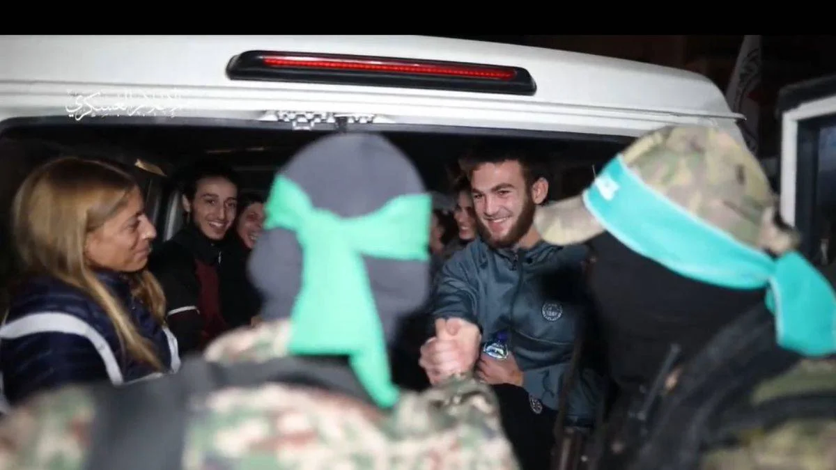 İsrail, Kassam Tugayları'na güler yüzlü veda görüntülerini konuşuyor