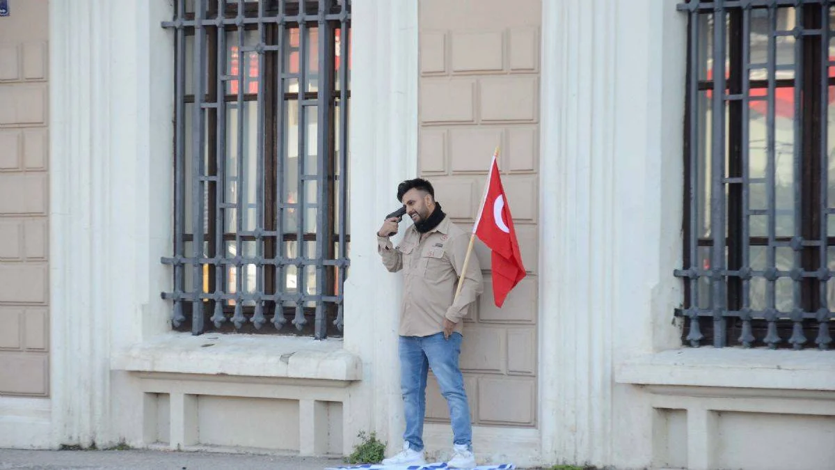 İzmir'de İsrail protestosu; başına silah dayadı, teslim oldu