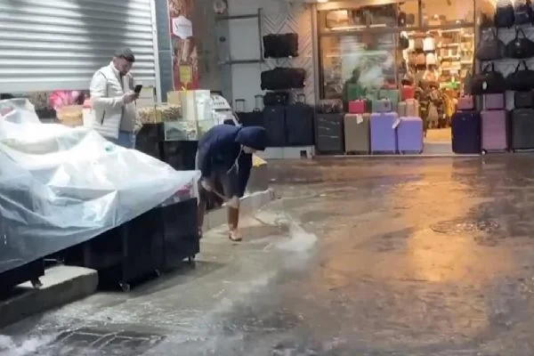 İzmir'i sağanak vurdu! Ev ve iş yerleri sular altında kaldı