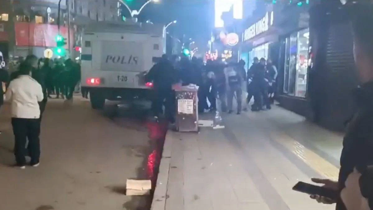 Van'da Burger King'in camları kırıldı