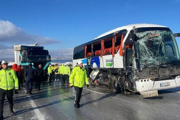 Yolcu otobüsü ile tır çarpıştı: 1 ölü