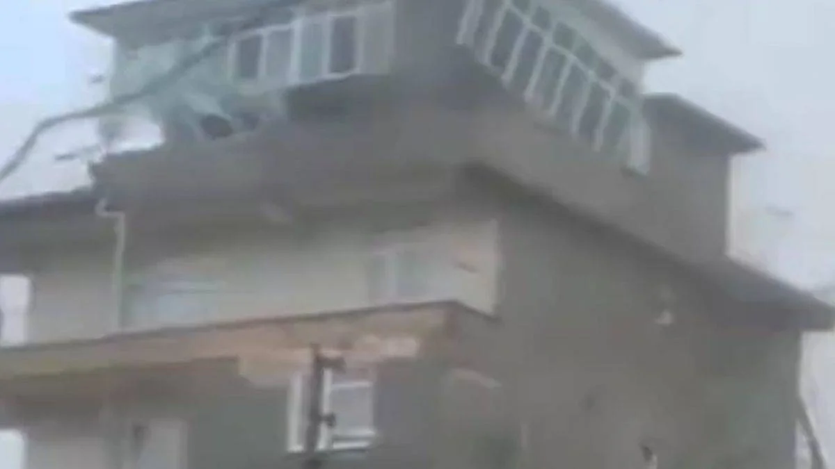 Zonguldak'ta fırtına; çatı olduğu gibi uçtu