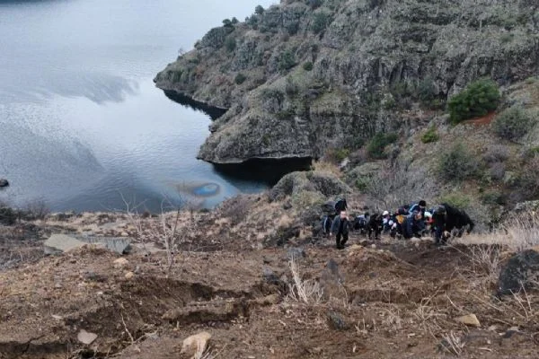 50 metre yükseklikten düştüğü baraj gölünde otomobilden çıkıp yüzerek kıyıya ulaştı!