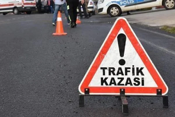 Balıkesir'de iki otomobil birbirine girdi kaza: 8 yaralı