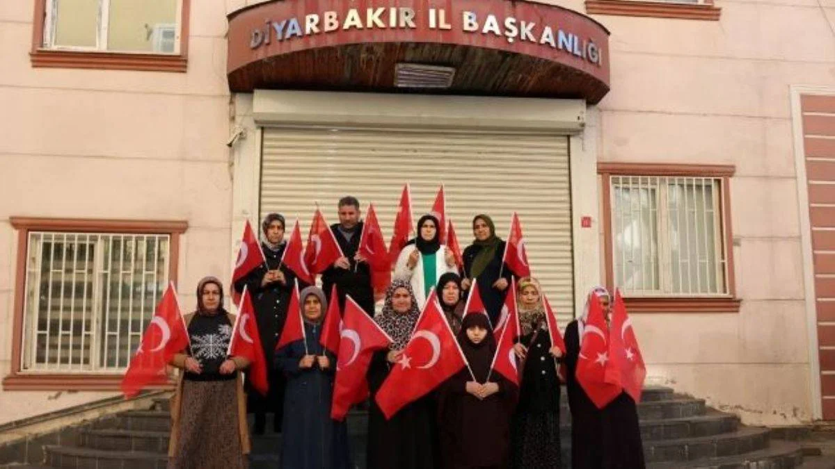 Diyarbakır anneleri: Mehmetçiğimizin yanındayız