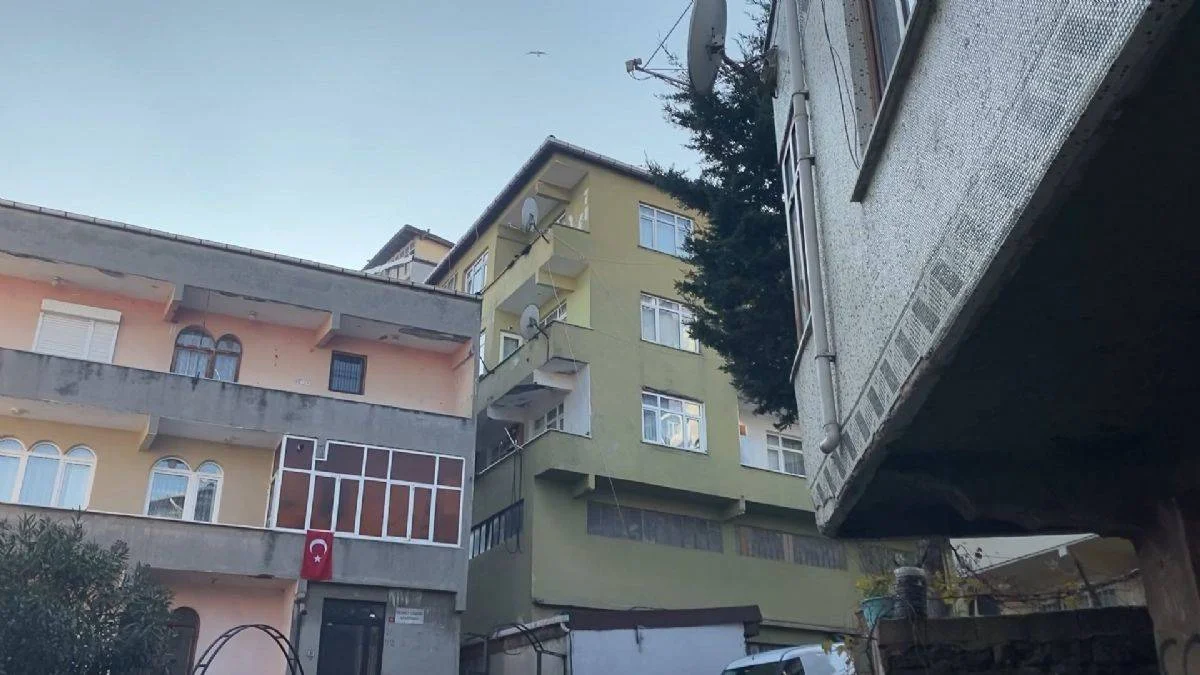 Doğurduğu bebeği bina boşluğuna attı