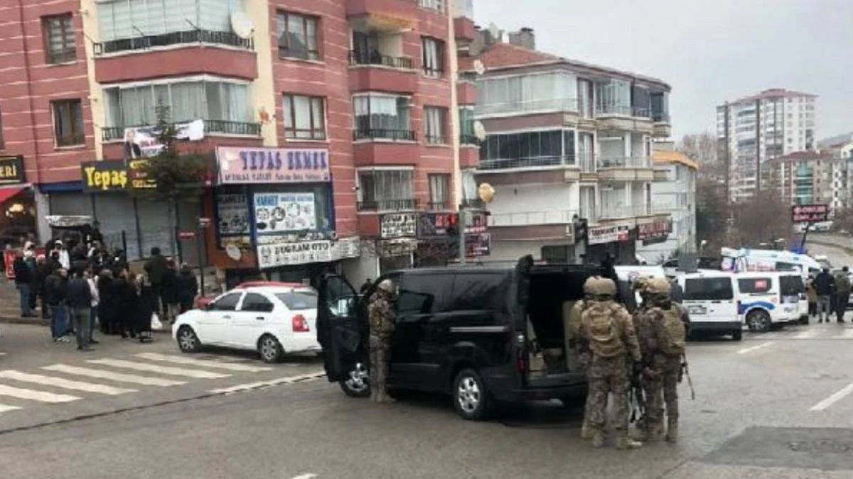 Emlakçı ofisinde intihar etti