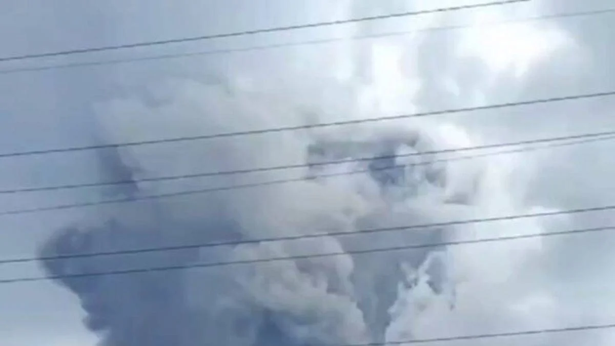 Endonezya'da en aktif yanardağlarından biri olan Merapi yanardağı patladı