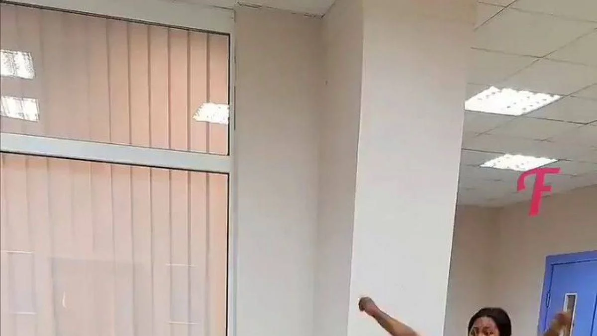 Engelli kızın yürüdüğü anlara hemşirenin sevinci gündem oldu