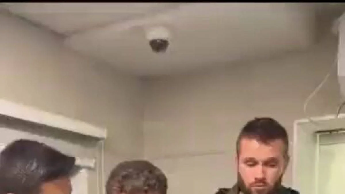 Esir aldıkları rehineyi zorla İsrail'e lehine şarkı söyletmeye çalışıyorlar