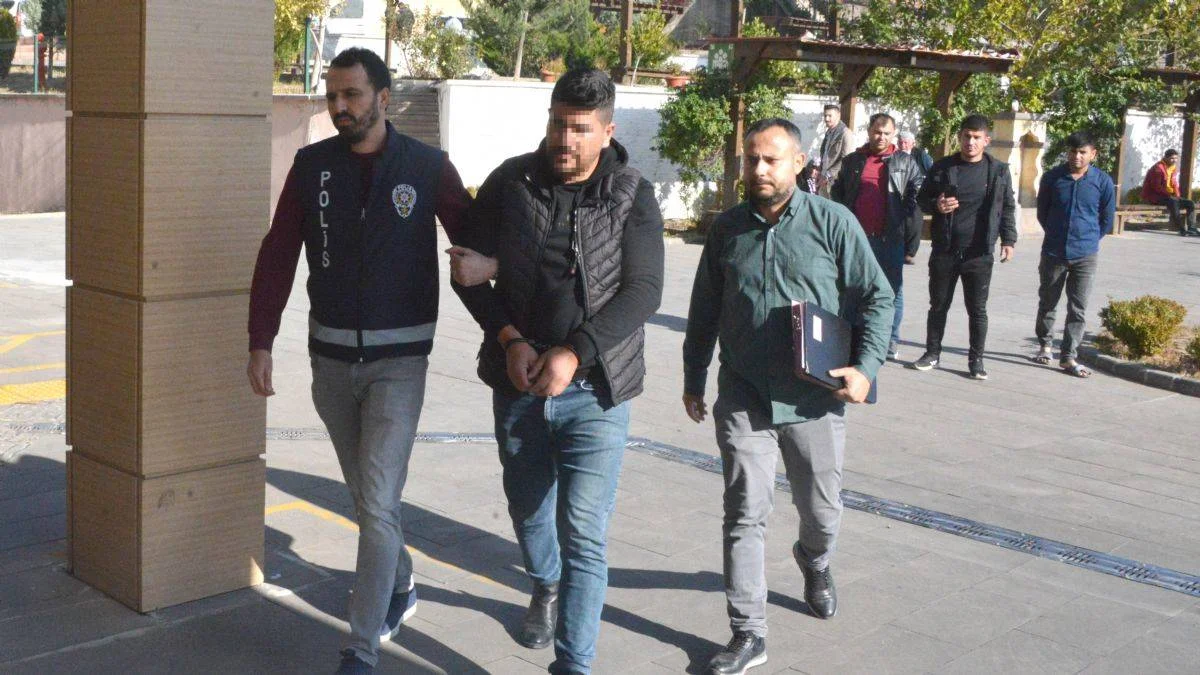 Filistin şalından rahatsız olan şoföre gözaltı