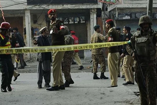 Pakistan'da okul yakınında bombalı saldırı: 6 yaralı