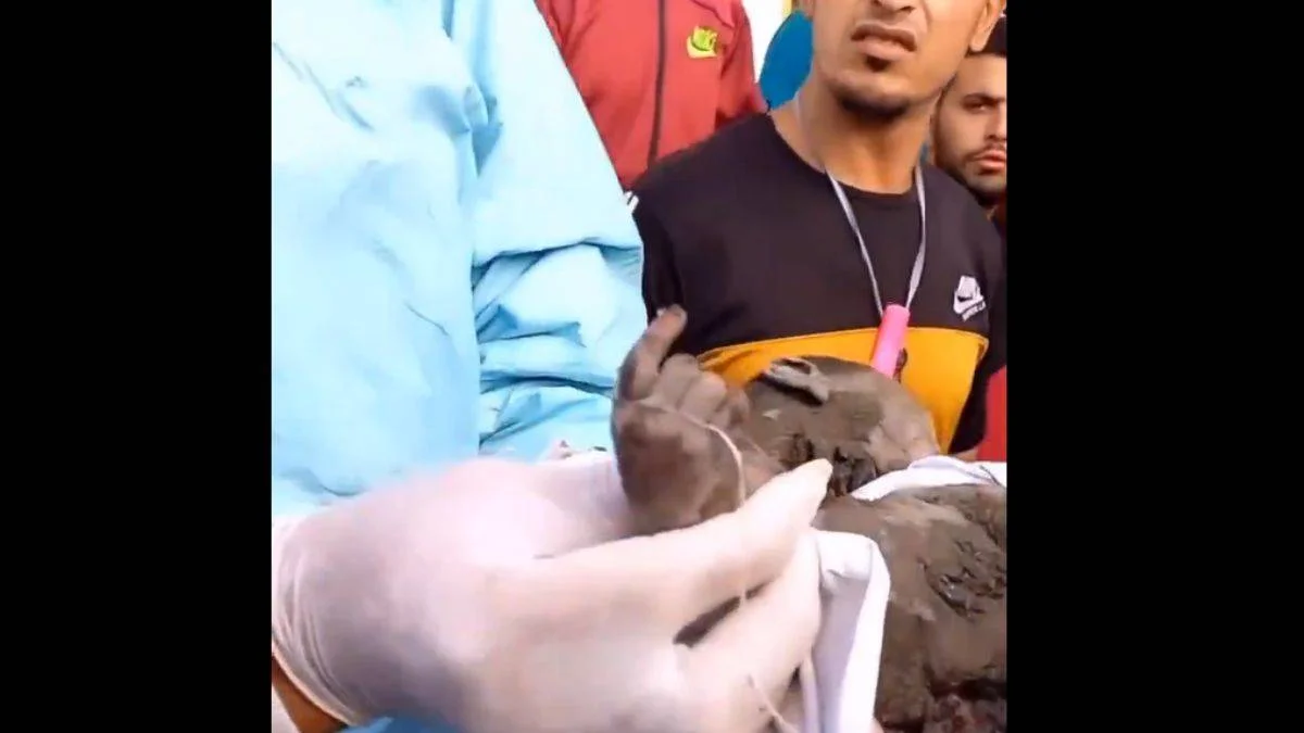 Şehadet parmağı açık çocuk