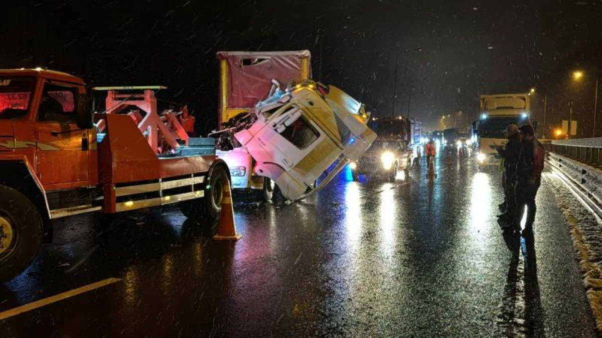 Anadolu Otoyolu'nda 2 tır çarpıştı