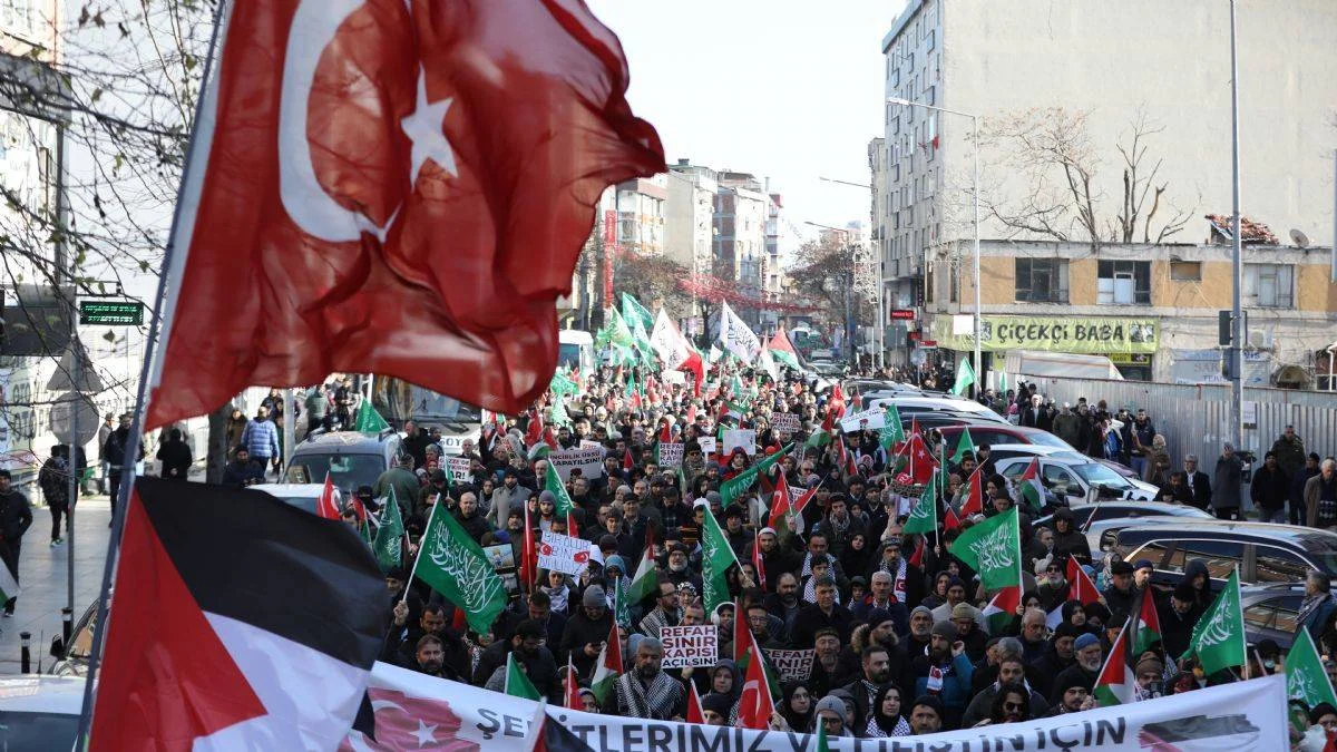 Bağcılar'da on binlerin katılımıyla şehitlerimiz ve Filistin için yürüyüş