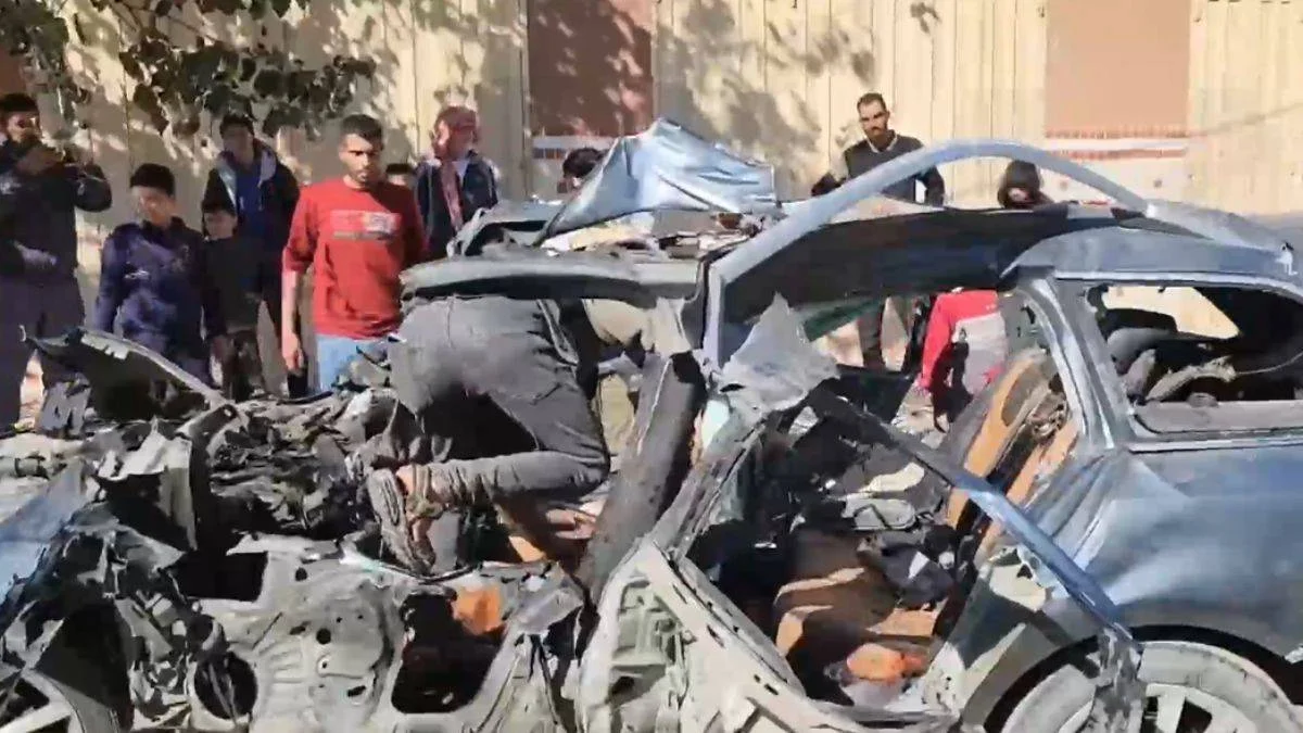 İsrail, Gazze'de gazetecilerin aracını bombaladı