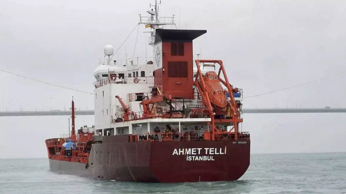 İstanbul'da bir kargo gemisinin konteyner gemisine çarpması sonucu gemilerde maddi hasar meydana geldi