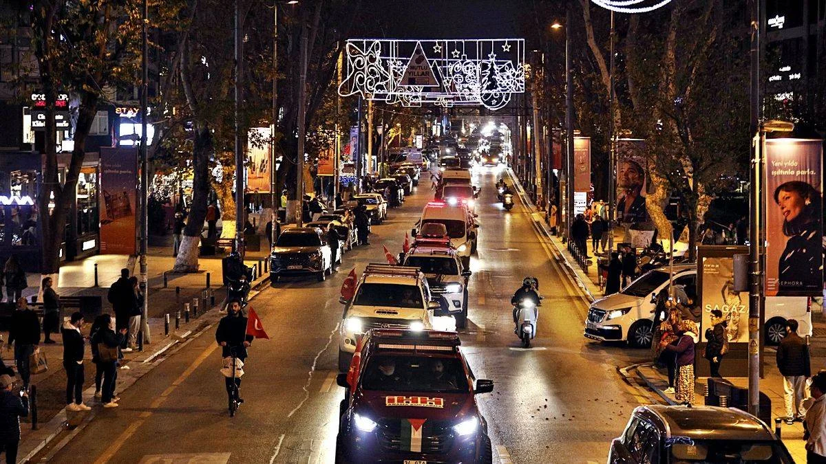 İstanbul'da "Şehitlerimiz ve Filistin İçin Yola Çık" konvoyu düzenlendi