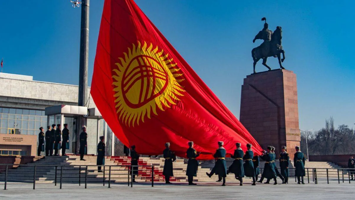 Kırgızistan'ın bayrağı değiştirildi