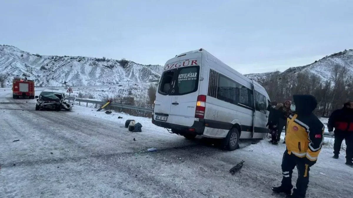 Sivas'ta meydana gelen kazada 16 kişi yaralandı