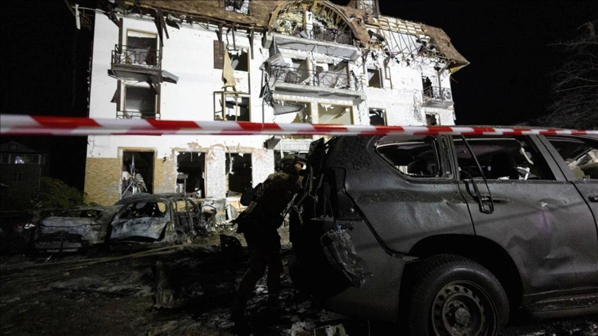 Ukrayna'daki savaşı takip eden AA ekibinin kaldığı otel bombalandı