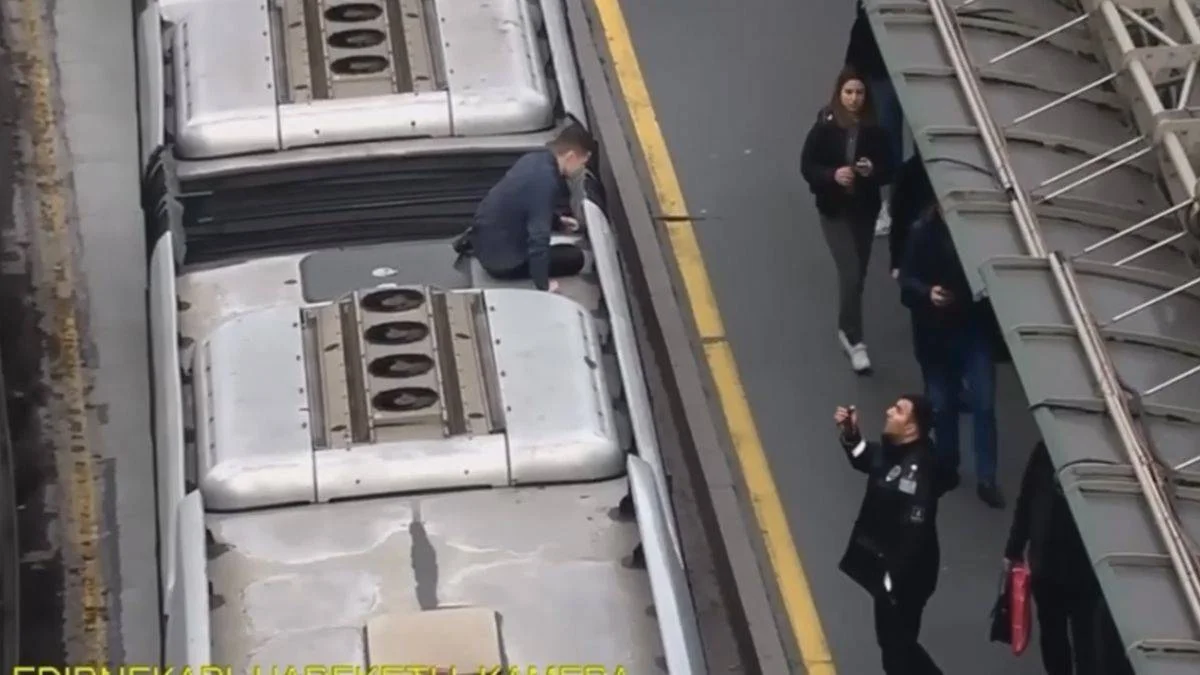Vapurdan atladı, metrobüsün üzerine çıktı