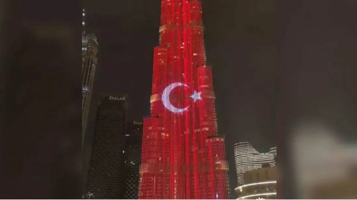 BAE'nin sembol binası Burc Halife'ye Türk bayrağı yansıtıldı