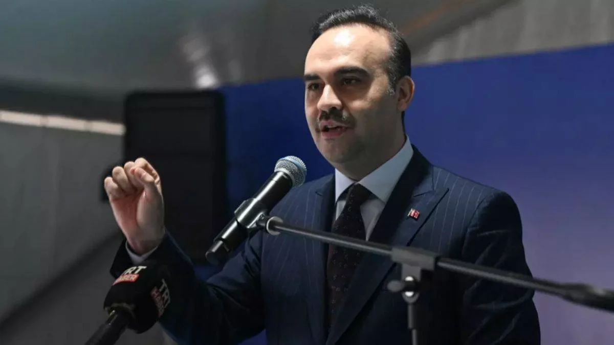 Bakan Kacır, Alper Gezeravcı'nın dünyaya dönememe nedenini açıkladı