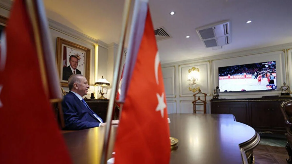 Erdoğan 12 Dev Adam'ın maçını Adana Valiliği'nde izledi