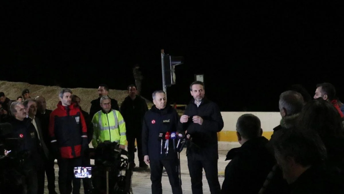 Erzincan'da 2 şiddetinde deprem etkisinde heyelan