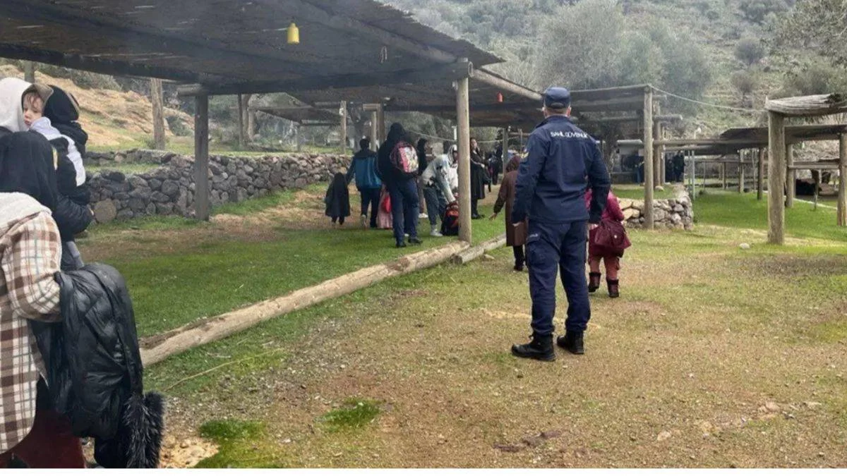 İzmir açıklarında 44 düzensiz göçmen karaya çıkarıldı