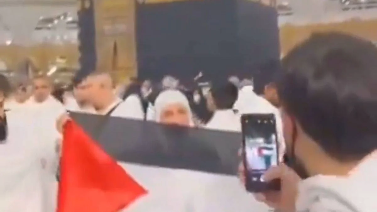Kabe'de Filistin bayrağı açan kadına gözaltı