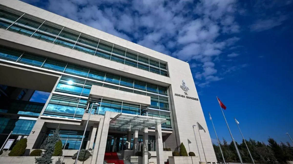 Rapor alıp tatile gitti! AYM iş akdinin feshini haklı buldu