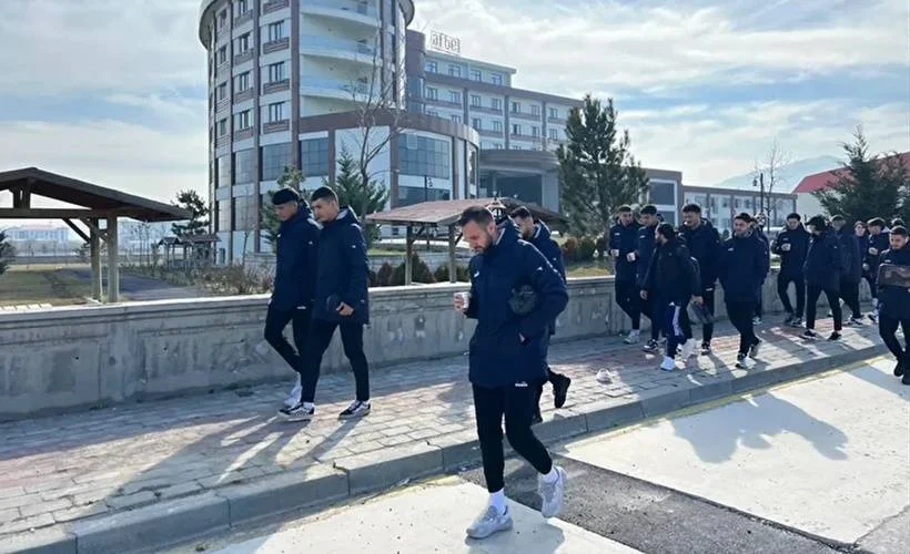Takım otobüssüz kaldı: Futbolcular stadyuma yürüyerek gitmek zorunda kaldı