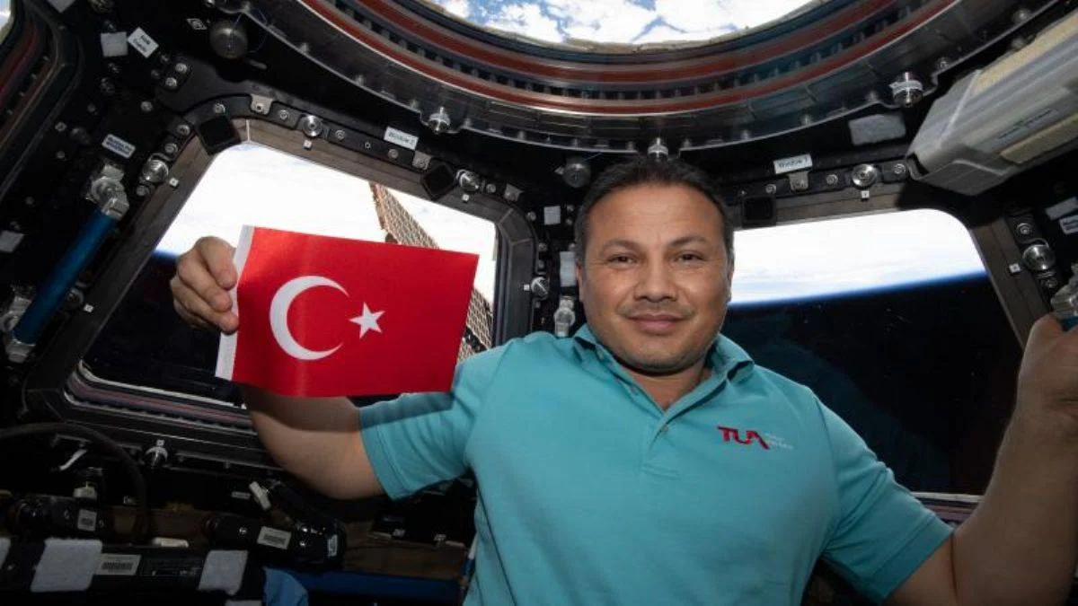 Yunan gazetesi: Biz yıldızları izlerken ilk Türk astronot Dünya'ya döndü