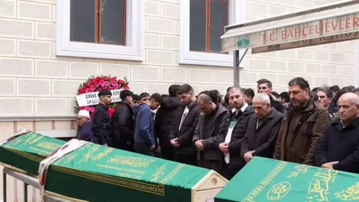 Annesi ve kız kardeşini öldüren saldırganın tabutuna sırtlarını döndüler