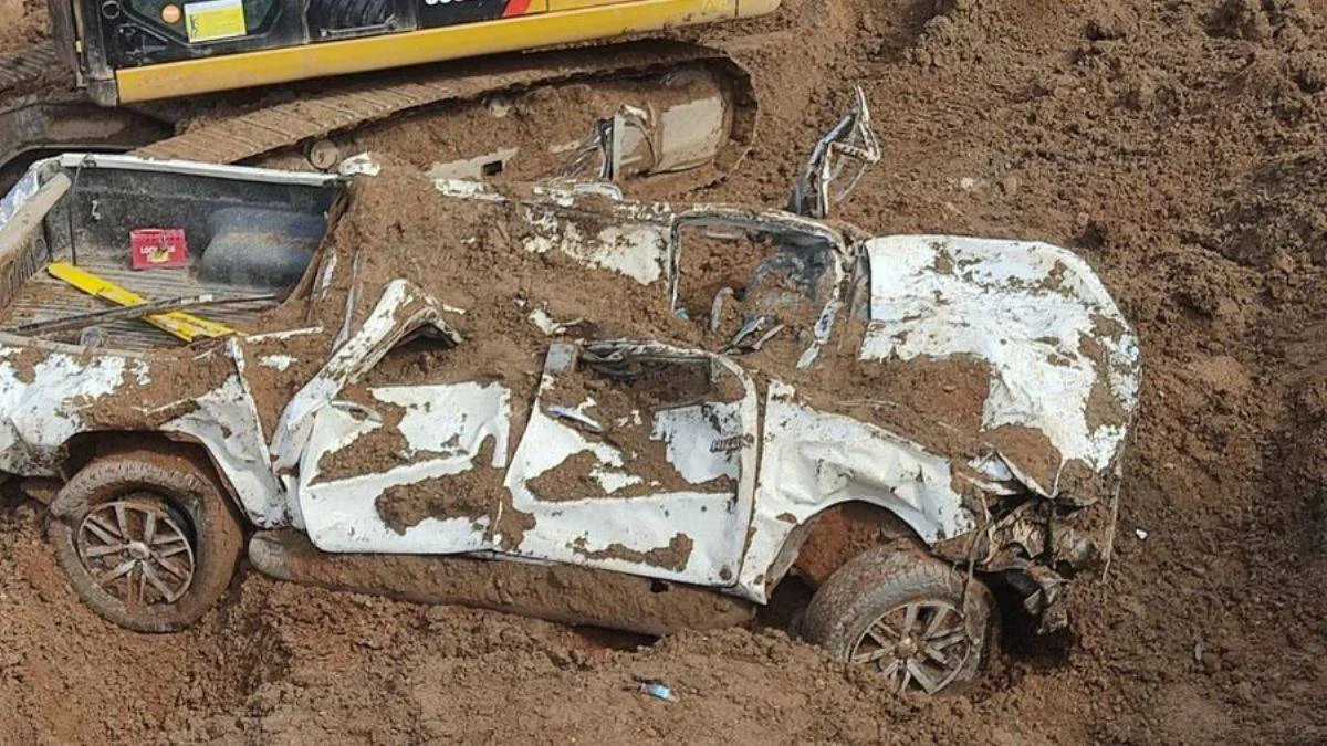 Erzincan'da, 9 işçinin kaybolduğu toprak altında kamyonet bulundu