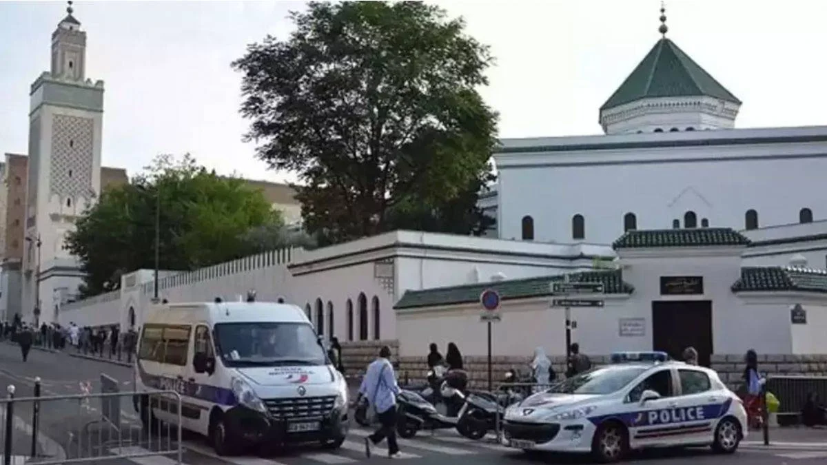 Fransa'da camiye ırkçı saldırı! Teravih öncesi yüzkarası anlar...