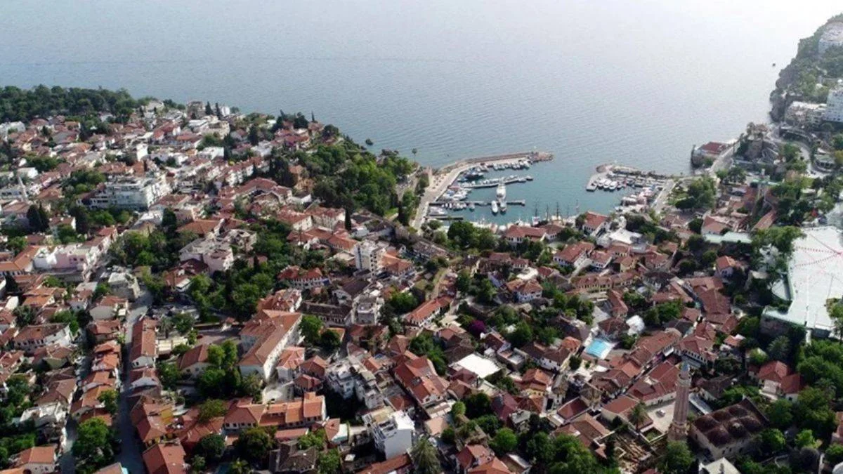 Geceleri nüfusu on binleri geçiyor ama sadece 83 seçmeni var