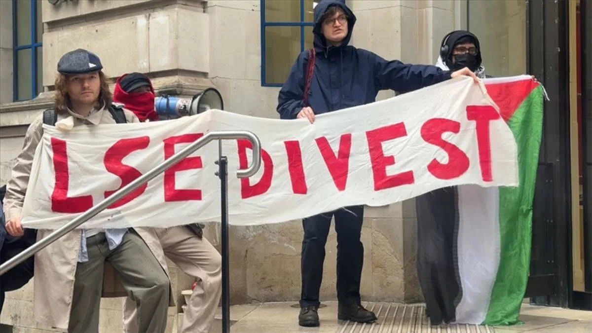 İsrail destekçisi silah şirketlerine yatırım yapan okul protesto edildi