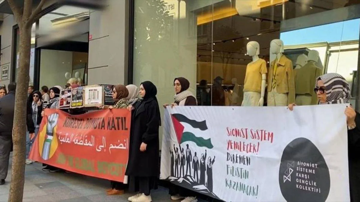 İsrail destekçisi şirketlere 'Genç Aktivistler'den ''tabut''lu protesto