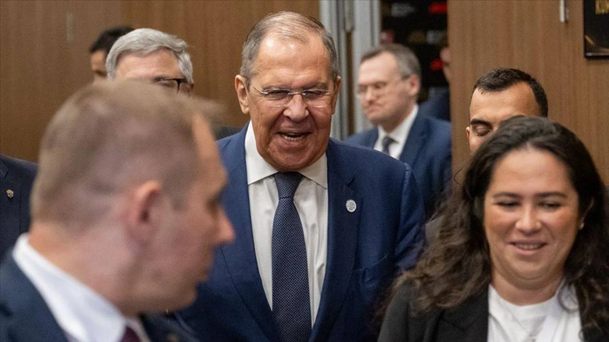 Lavrov, 'Macron' sorusuna gülerek cevap verdi